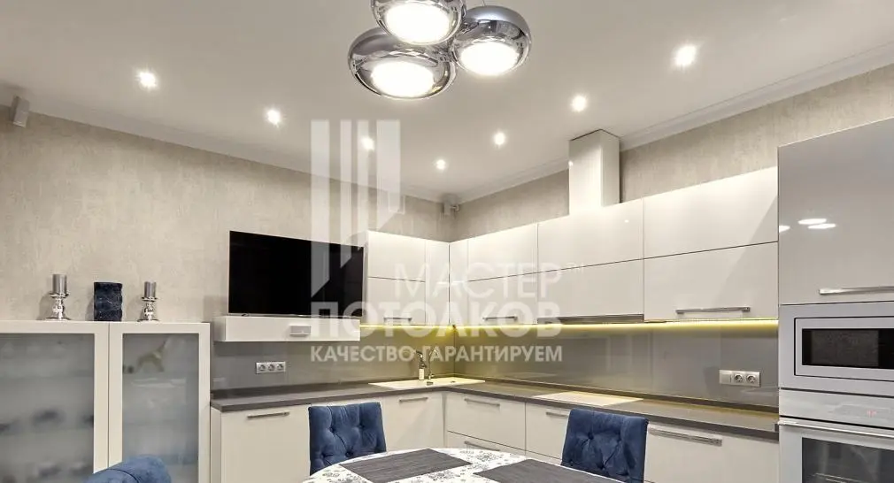 кухня с матовым натяжным потолком
